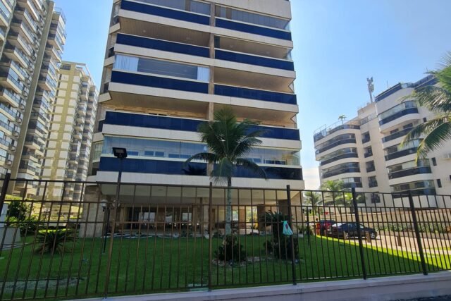 Apartamento para aluguel com 77 m² em condomínio à beira-mar e vista lateral – RJAP0519